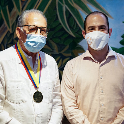 Por su creatividad y habilidad narrativa, el ministro Felipe Buitrago entregó la medalla al mérito cultural a Heriberto Fiorillo