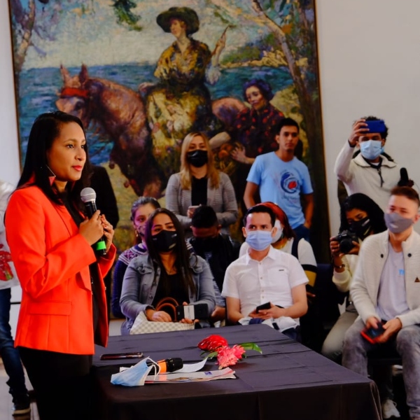 Ministra, Angélica Mayolo, dialogando con jóvenes