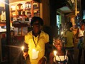IMG_0188 niña y señora con velas