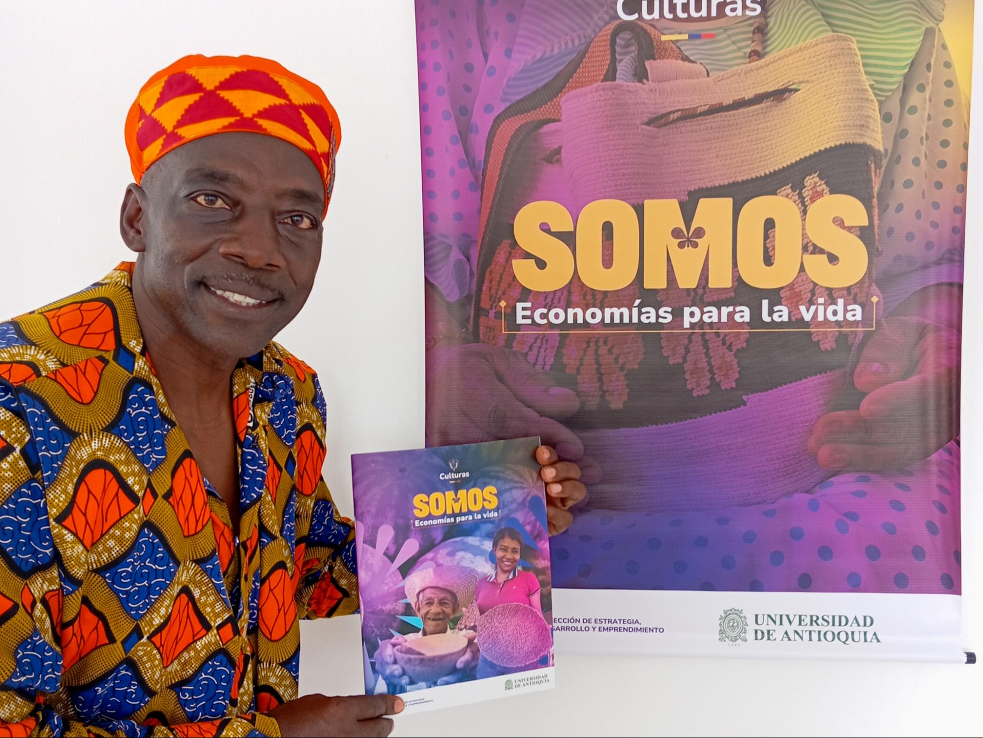 Imagen de persona afro con la cartilla de Somos