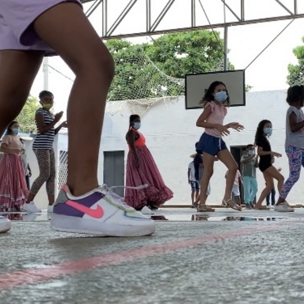 Niños bailando en el coliseo del barrio Pescaíto