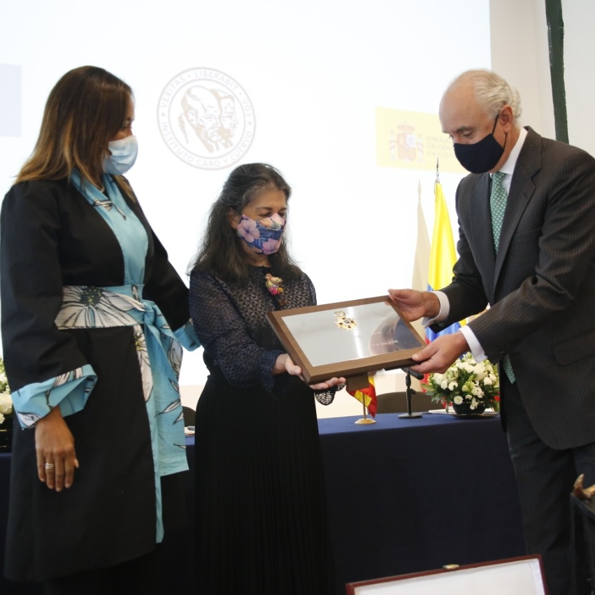 El Instituto Caro y Cuervo recibe la Placa de honor Real Orden de Isabel la Católica
