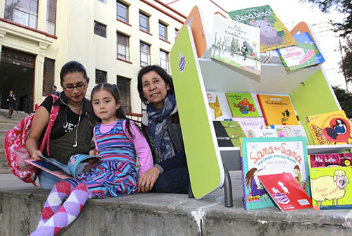 Bibliotecarios enseñan a los padres cómo leer con sus pequeños hijos